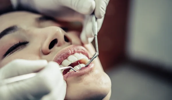 dentists-treat-patients-teeth(1) dentists-treat-patients-teeth(1)
